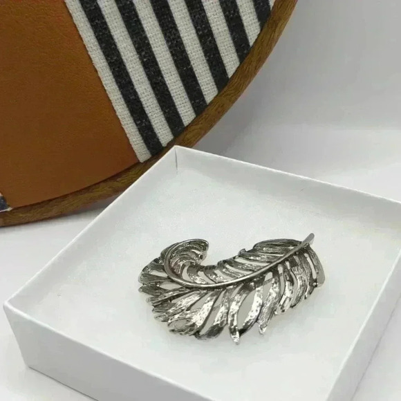 Nordstrom feather unsigned brooch silvertone filagree - Picture 1 of 4